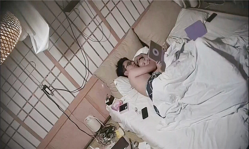 《黑客破解》眼镜哥日式酒店约炮❤️身材丰满的女下属各种姿势啪啪-老宋小屋