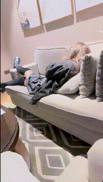 图片[2]-暑假18岁学生妹缺钱，【爱益】，酒店开房，三个男的来干，粉嫩小骚货，被各种玩弄暴插！-老宋小屋