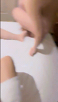 图片[3]-暑假18岁学生妹缺钱，【爱益】，酒店开房，三个男的来干，粉嫩小骚货，被各种玩弄暴插！-老宋小屋