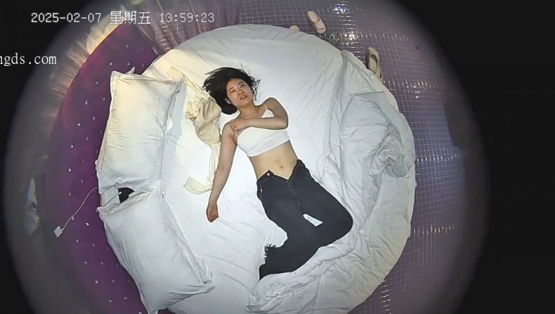 2025-2-7酒店新台 氢弹来袭真实音乐系女友被体育生破处，床单都是血-老宋小屋