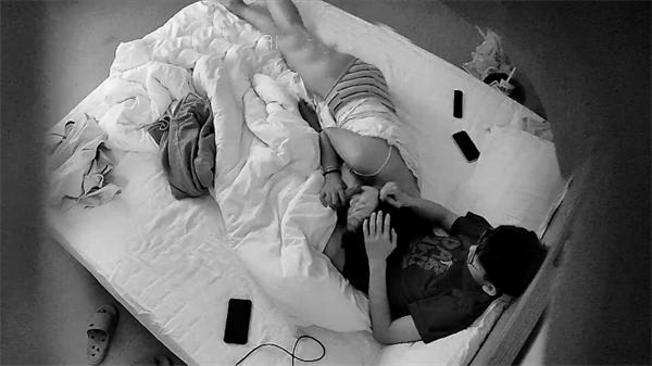 图片[4]-酒店！学生情侣开房，小哥给我们演绎了什么叫佛系操逼！一边看手机一边用夹状姿势操女朋友，小女友有点姿色-老宋小屋