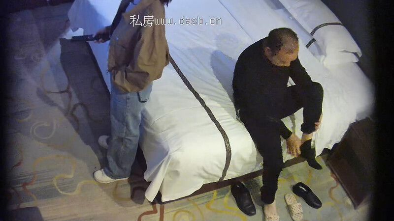 新片速递酒店偷拍❤️国庆节放假秃顶老板带年轻秘书进被窝深度探讨性生活-老宋小屋