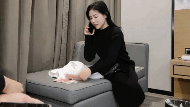 图片[2]-广东大叔酒店约炮大长腿美女换上黑丝各种啪啪搞完结算的时候因为服务时间问题吵起来-老宋小屋