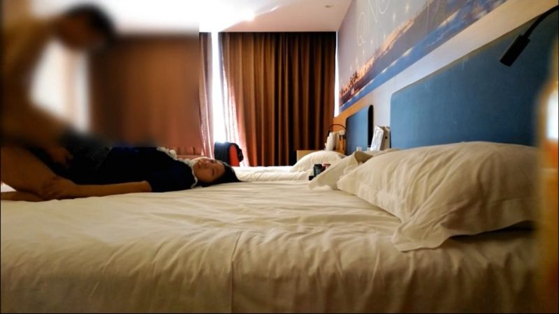 豪华精品大片-替表妹开家长会认识的语文老师,聊了几次约到酒店强行推倒-老宋小屋