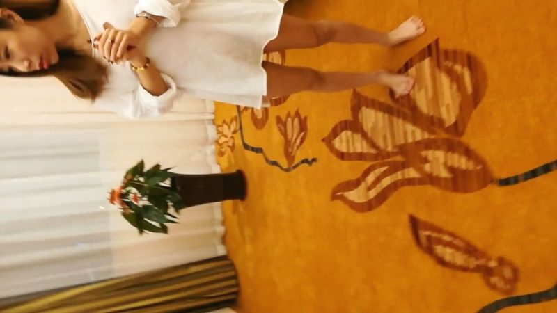 酒店高级套房色诱年轻服务员,解开裤子就吃鸡巴爽的让你无法反抗-老宋小屋