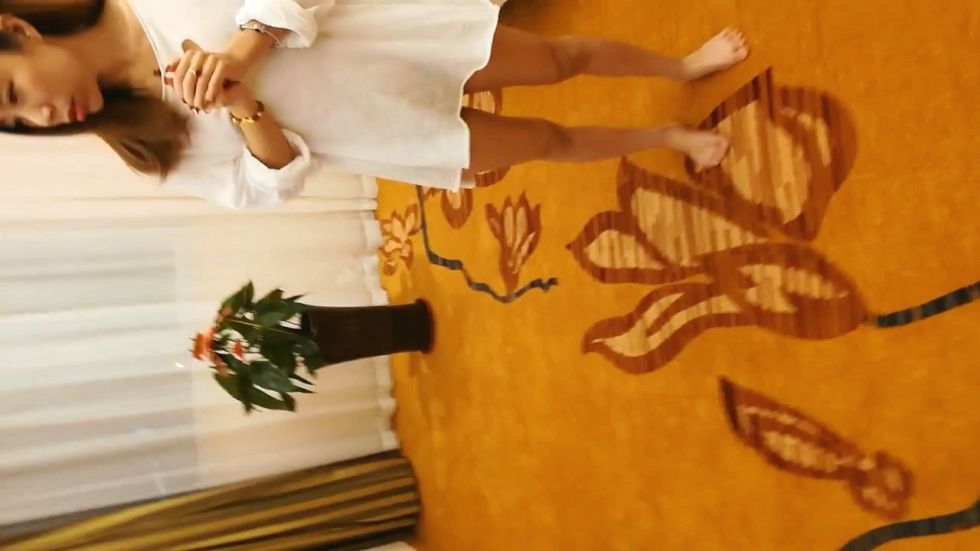 图片[1]-酒店高级套房色诱年轻服务员,解开裤子就吃鸡巴爽的让你无法反抗-老宋小屋