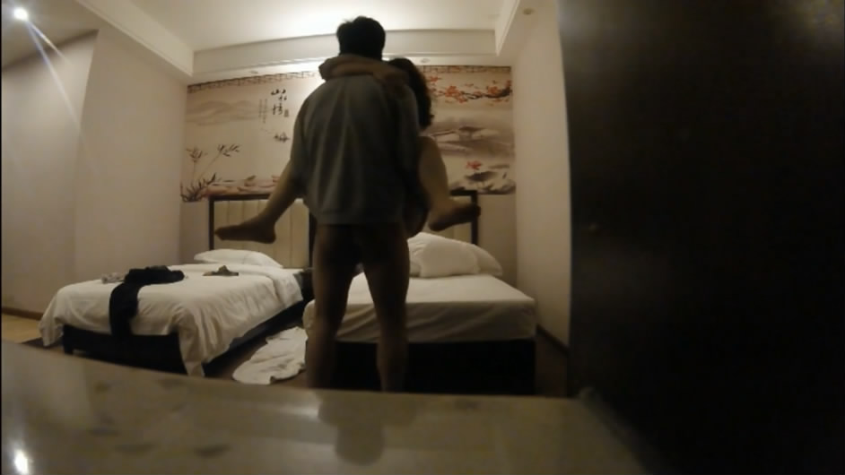 图片[1]-炮神蛋哥主题酒店征服90后身材纤细性感女护士瞒着男友与有钱男人啪啪啪玩法超多抱起来肏-老宋小屋