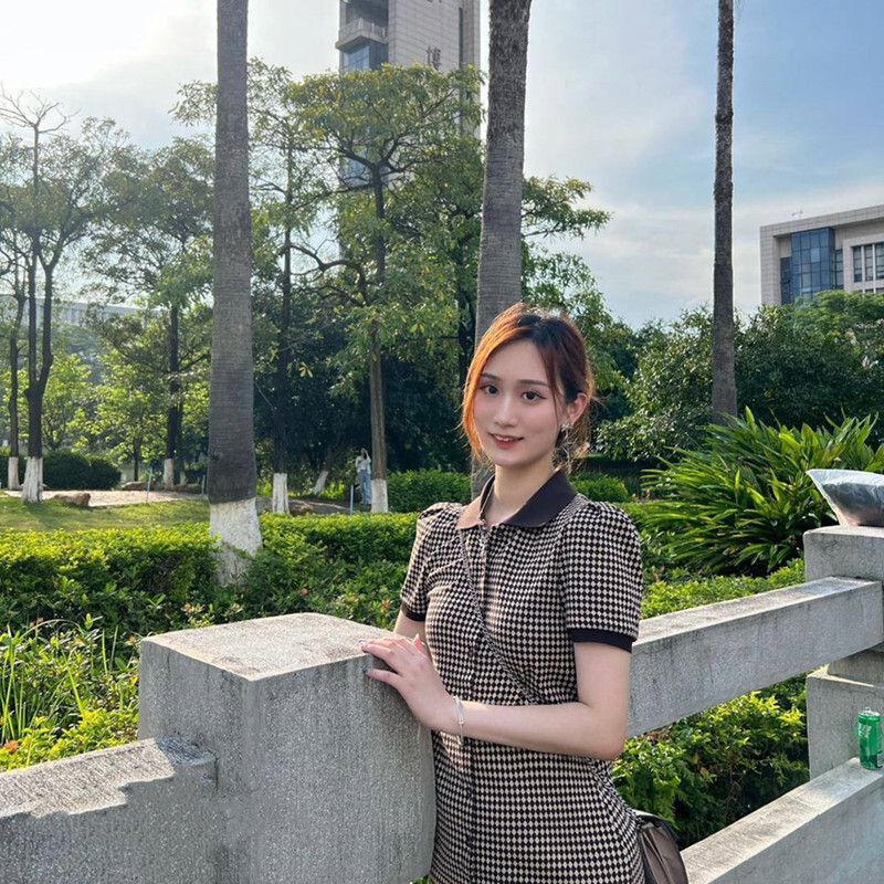 綠帽小夥帶著極品女友酒店找朋友一起來玩3P 各種姿勢露臉啪啪-老宋小屋