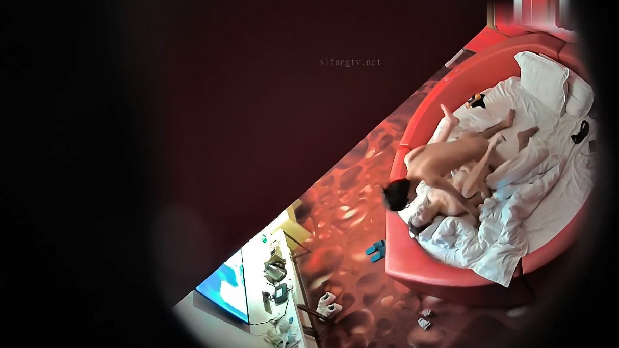 图片[4]-360酒店私享台偷拍大学情侣开房 妹子拿着网上买来的探测狗房间仔细检查也未发现针孔摄像头的位置-老宋小屋