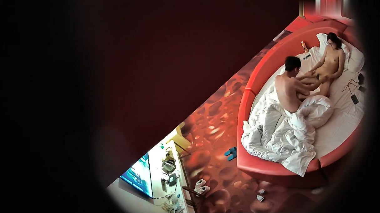 图片[7]-360酒店私享台偷拍大学情侣开房 妹子拿着网上买来的探测狗房间仔细检查也未发现针孔摄像头的位置-老宋小屋