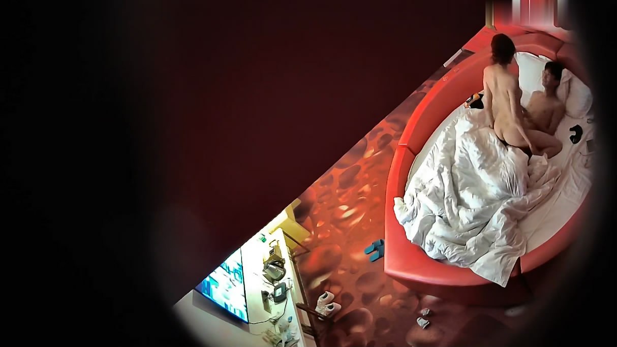 图片[6]-360酒店私享台偷拍大学情侣开房 妹子拿着网上买来的探测狗房间仔细检查也未发现针孔摄像头的位置-老宋小屋