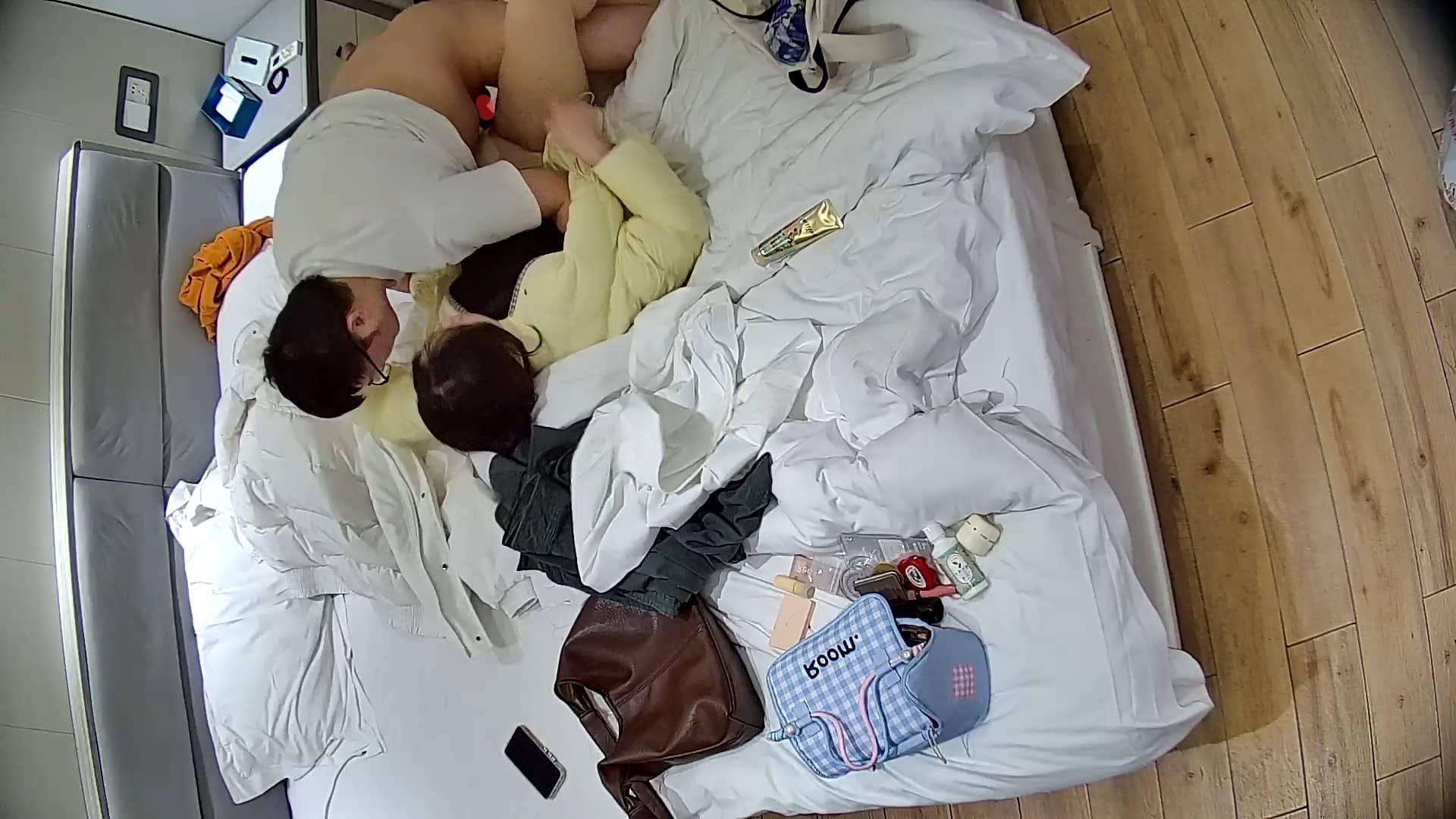 图片[3]-2-5酒店偷拍 眼镜小胖不顾漂亮女友生理期把她强行按床边撩开插入内射-老宋论坛