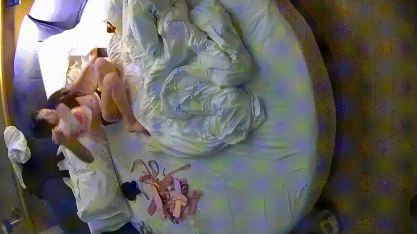 图片[1]-年轻人的新式跨年 不看晚会到酒店玩SM调教 狗链皮鞭毛刷工具齐全 小美女被玩到受不了-老宋小屋