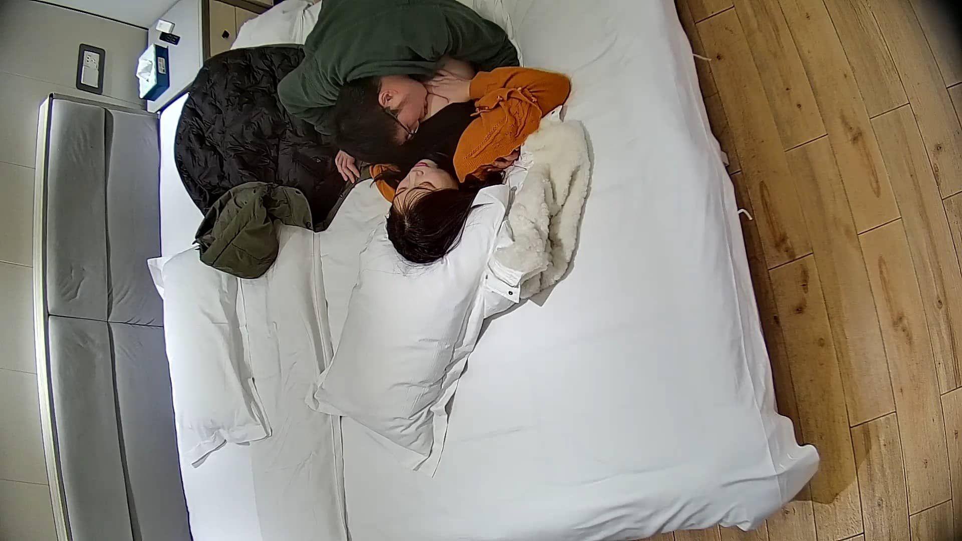 图片[2]-2-5酒店偷拍 眼镜小胖不顾漂亮女友生理期把她强行按床边撩开插入内射-老宋论坛