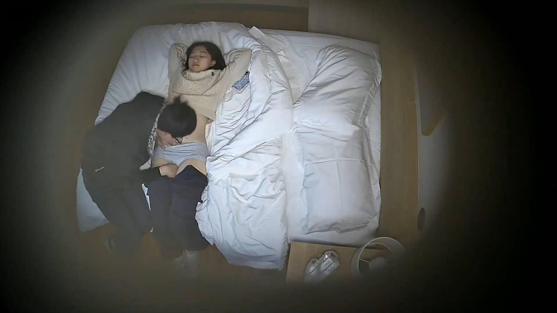 图片[2]-3-5流出天眼酒店偷拍 笑起来眉眼弯弯软萌美女被男友用枕头垫起来狂干-老宋小屋