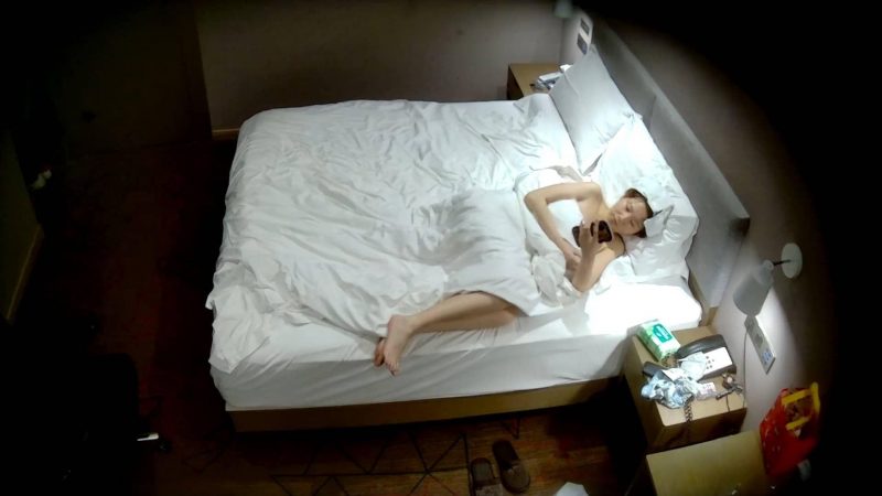 3-1酒店偷拍连续三天入住白皙苗条骚女和男友铺好油纸精油SPA后肆意狂欢 啪啪-老宋论坛