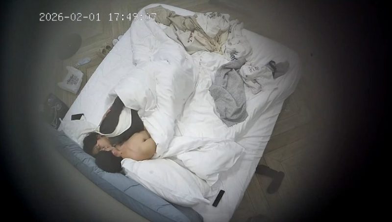 2026-2-2酒店偷拍 女孩被拉到床边趴着后入-老宋论坛