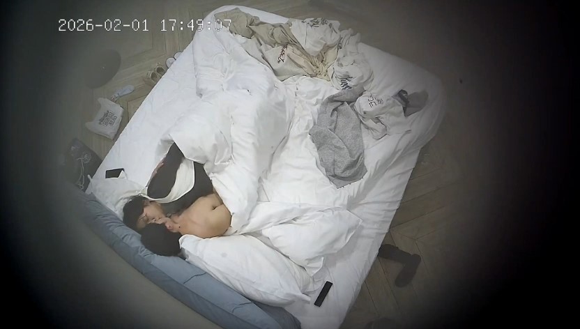 图片[1]-2026-2-2酒店偷拍 女孩被拉到床边趴着后入-老宋论坛