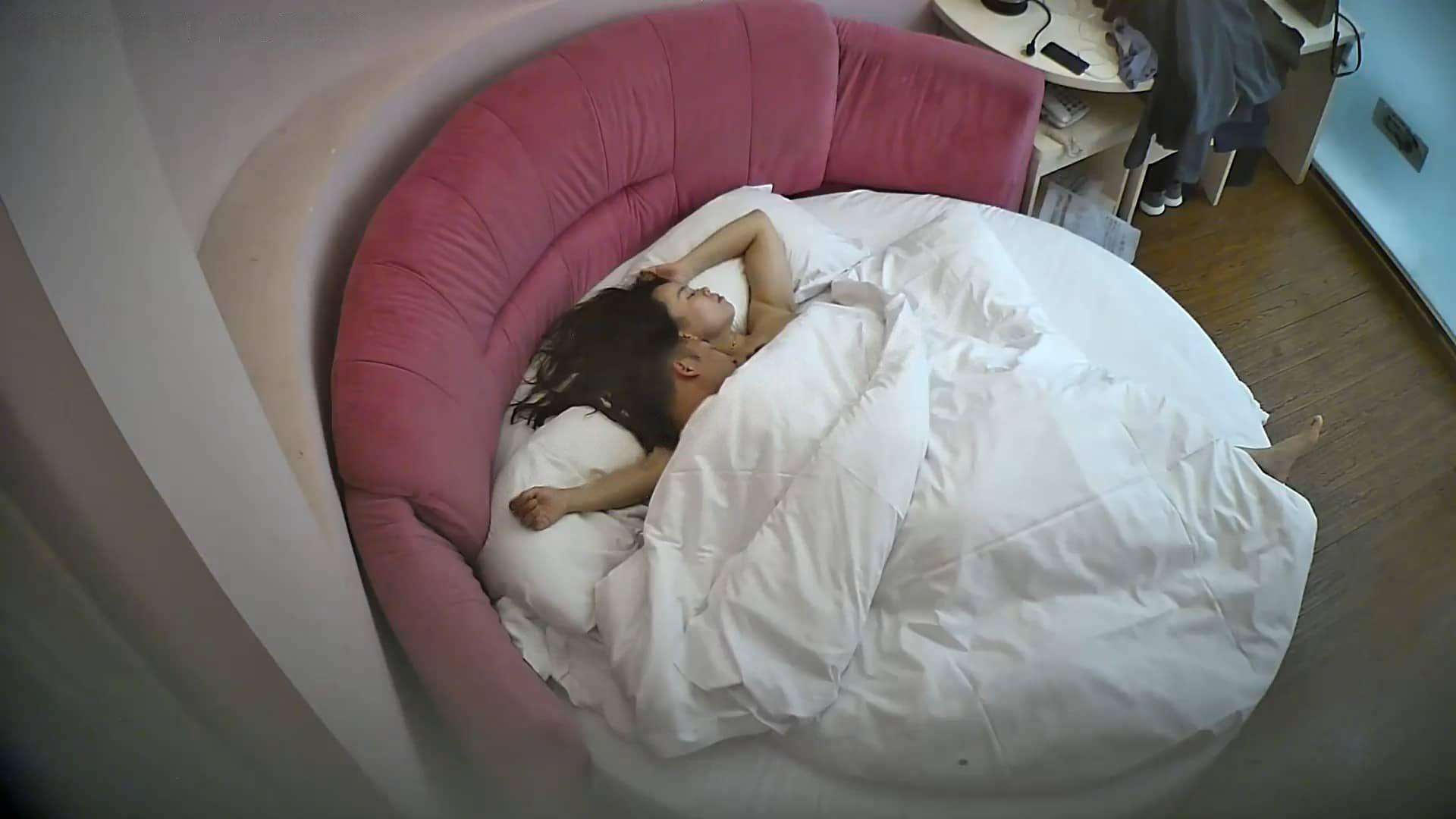 图片[5]-2-7流出酒店偷拍大波浪卷发少妇中午到酒店约会奸夫被扑倒疯狂69-老宋论坛