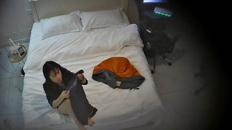 3-6流出酒店偷拍蘑菇头猥琐男带极品校花女神入住躺平式享受上位服务-老宋论坛