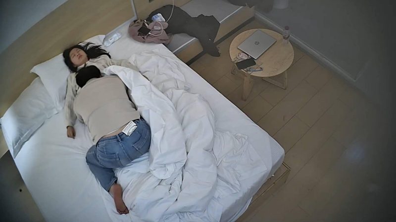 2-7流出酒店偷拍勤快男友把甜美女友内裤扒开啪完又温柔穿上干了几次-老宋论坛