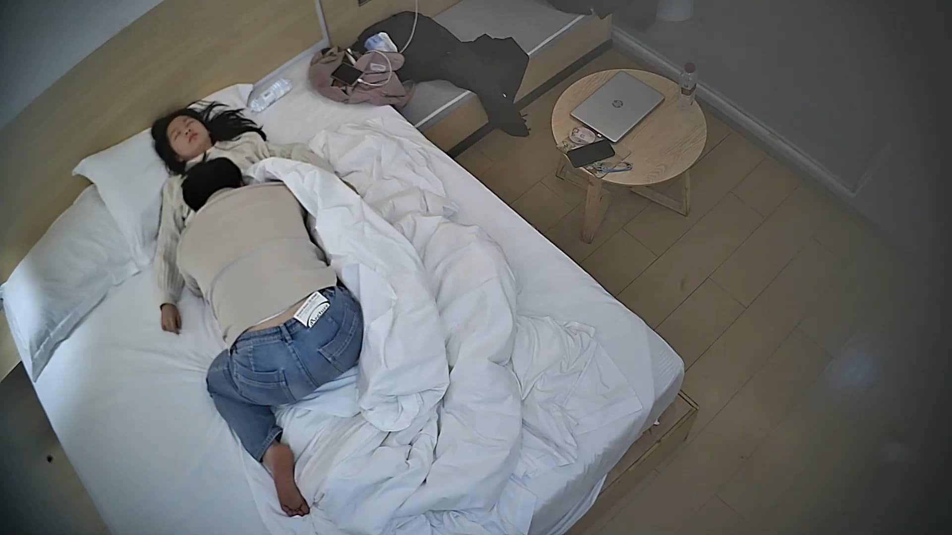 图片[1]-2-7流出酒店偷拍勤快男友把甜美女友内裤扒开啪完又温柔穿上干了几次-老宋论坛