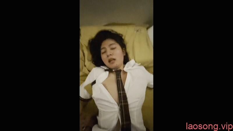 雲盤高清露臉私密視頻曝光！清純大學生遭老司機指導變身阿黑顏風格，製服裝扮激情互動畫面流出，真實慾望難遮掩-老宋论坛