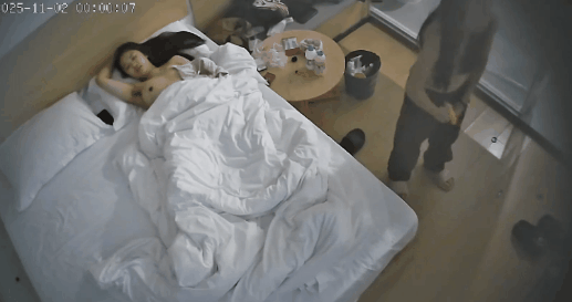 酒店偷拍高颜值女同大姨妈来了也要戴上假阳具满足性伴侣把她干的哇哇叫-老宋小屋