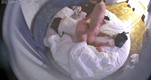 图片[6]-酒店情趣圆床偷拍时尚前卫打扮男女开房-老宋小屋