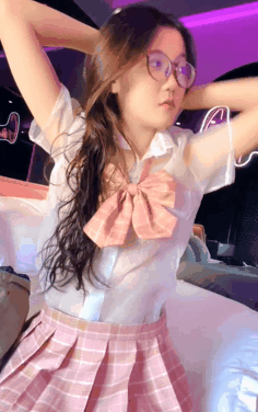 制服露脸风骚学妹跟小哥主题酒店激情啪啪，后入拽着双马尾爆草高潮冒白浆-老宋论坛