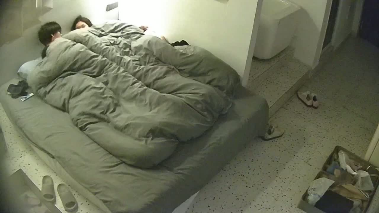 图片[6]-公寓酒店 眼镜小哥和自己的小女友 吃饱零食就上床开干 小女友趴着翘起屁股的时候 谁能顶住2-老宋论坛