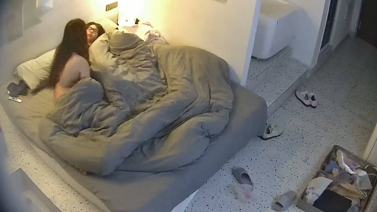 图片[2]-公寓酒店 眼镜小哥和自己的小女友 吃饱零食就上床开干 小女友趴着翘起屁股的时候 谁能顶住2-老宋论坛