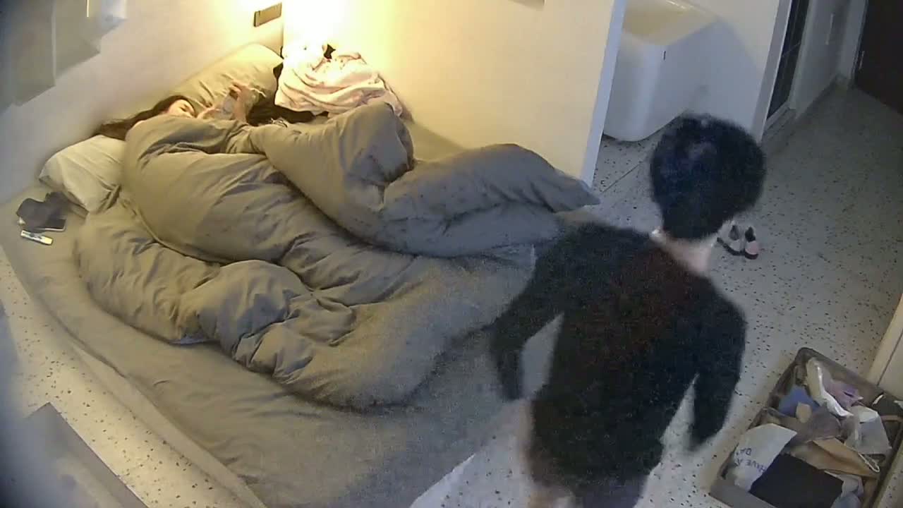 图片[4]-公寓酒店 眼镜小哥和自己的小女友 吃饱零食就上床开干 小女友趴着翘起屁股的时候 谁能顶住2-老宋论坛