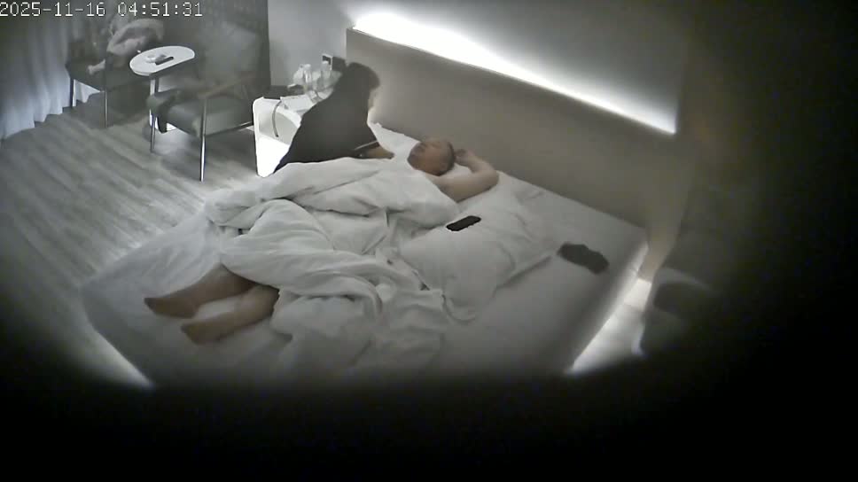 图片[6]-新流出酒店偷拍蕾丝花边小少妇悉心伺候秃顶大叔操累还给按摩-老宋小屋