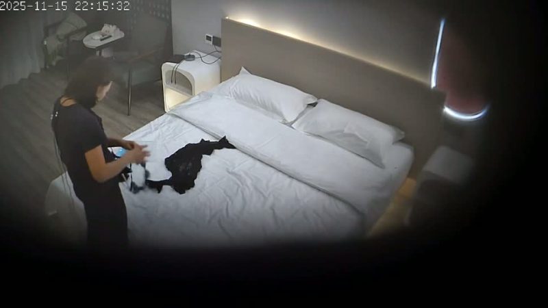 新流出酒店偷拍蕾丝花边小少妇悉心伺候秃顶大叔操累还给按摩-老宋小屋