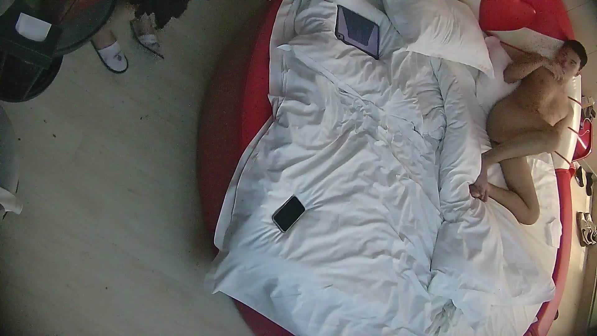 图片[2]-流出酒店情趣圆床偷拍猴急小伙把眼镜御姐范女友黑丝扒开一半就迫不及待插入-老宋论坛