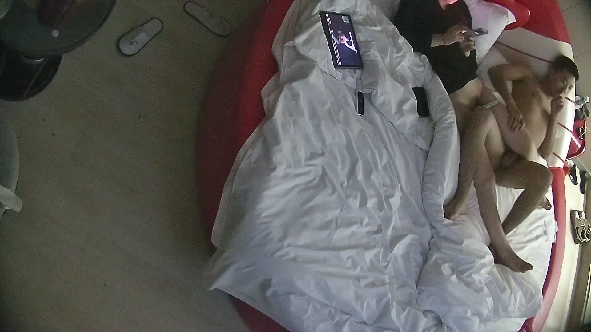 图片[3]-流出酒店情趣圆床偷拍猴急小伙把眼镜御姐范女友黑丝扒开一半就迫不及待插入-老宋论坛