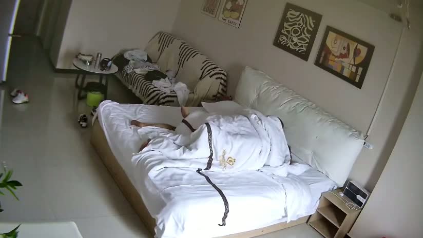 图片[1]-流出民宿酒店偷拍貌似很饥渴的人妻骚妇和光头男偷情连续不停的干-老宋小屋