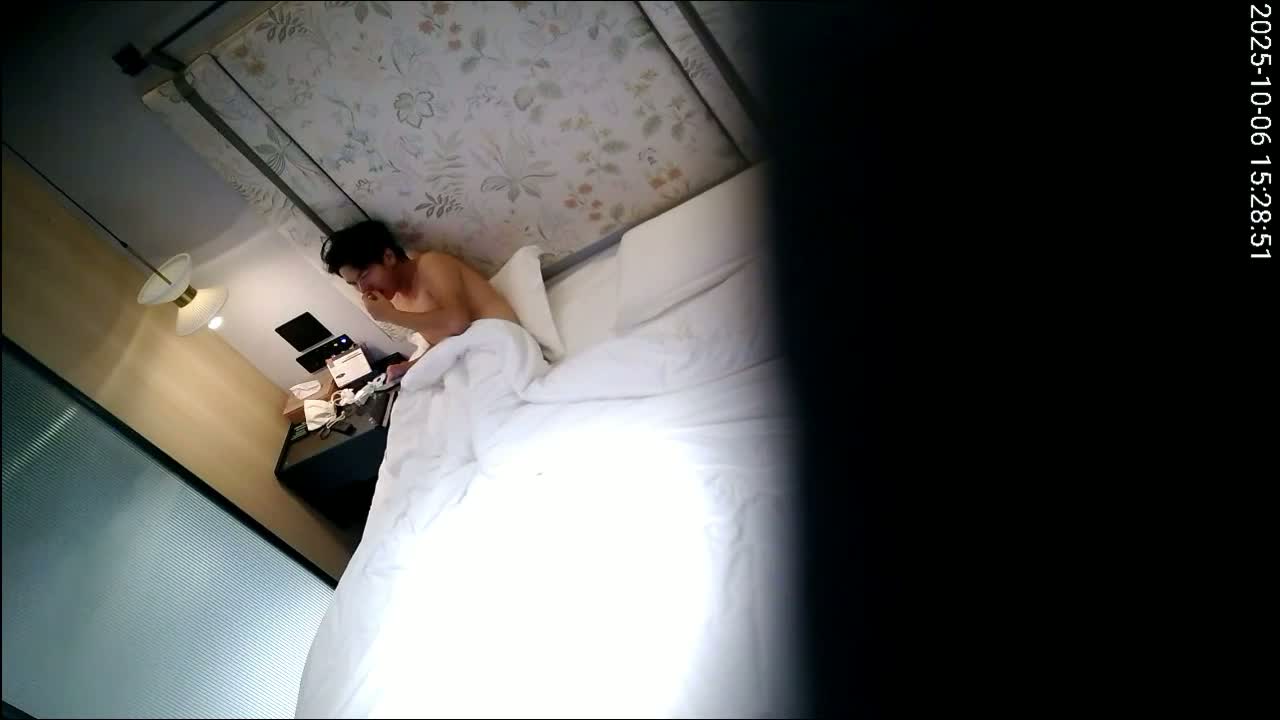 图片[1]-流出天眼酒店高清偷拍年轻情侣换上睡衣做爱有一种在家的感觉吧想不到被人围观吧-老宋论坛