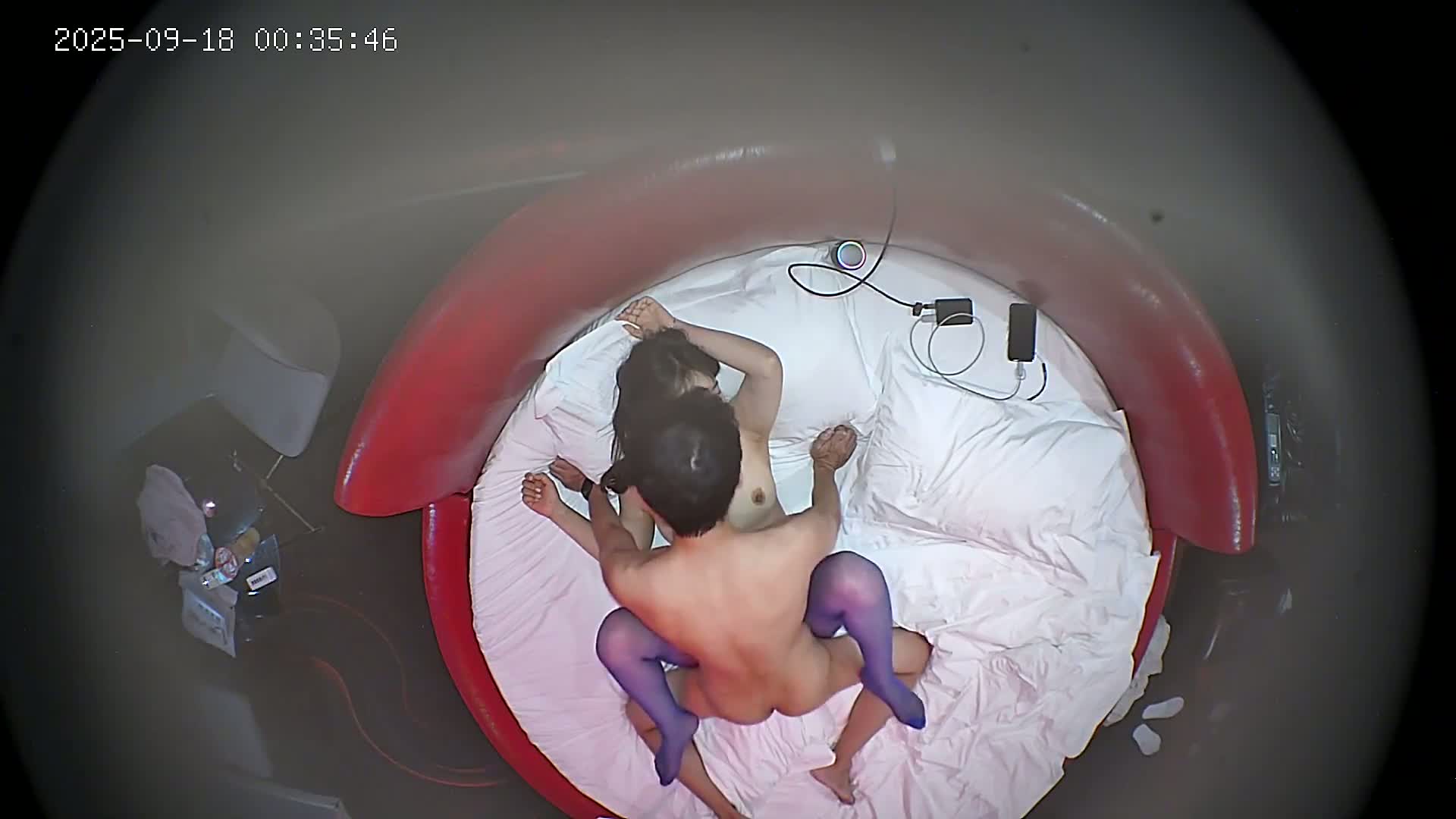 图片[1]-新流出酒店情趣圆床偷拍无毛嫩逼身穿蓝色丝袜被精壮男友插入笑得很开心-老宋小屋