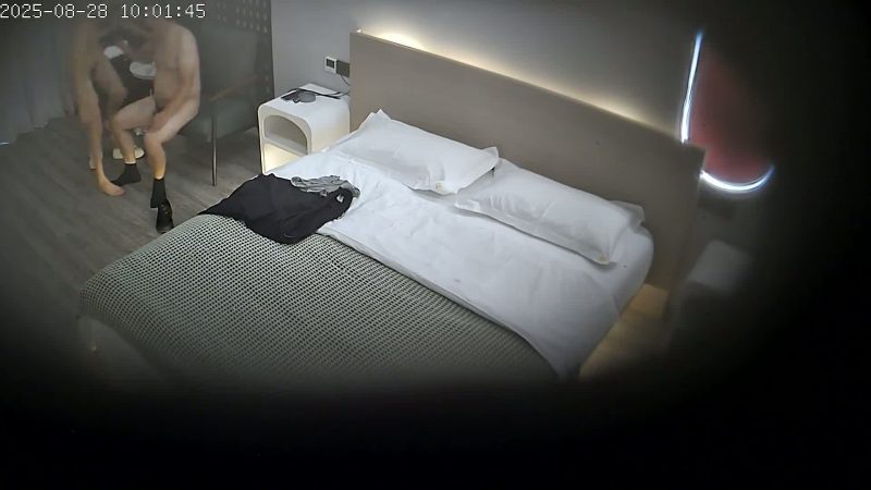 新流出酒店偷拍领导趁中午休息带美女秘书到酒店厮混被疯狂榨取-老宋小屋