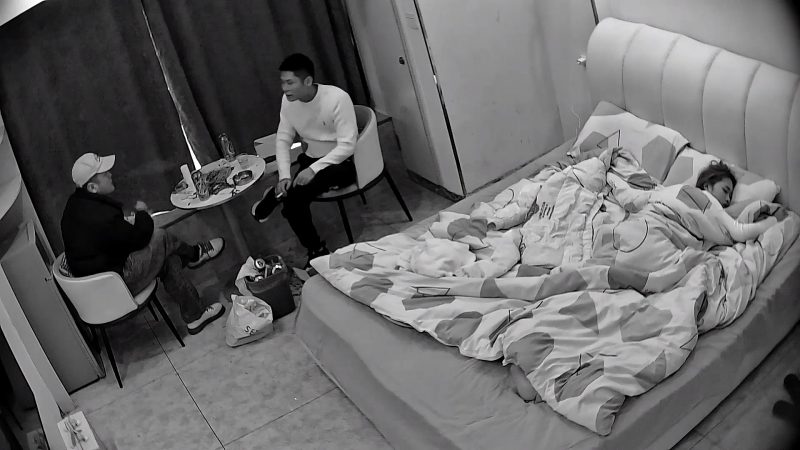 2-3民宿酒店偷拍纹身社会哥和兄弟吹牛喝酒等兄弟走后把漂亮女友叫醒狠狠操-老宋论坛