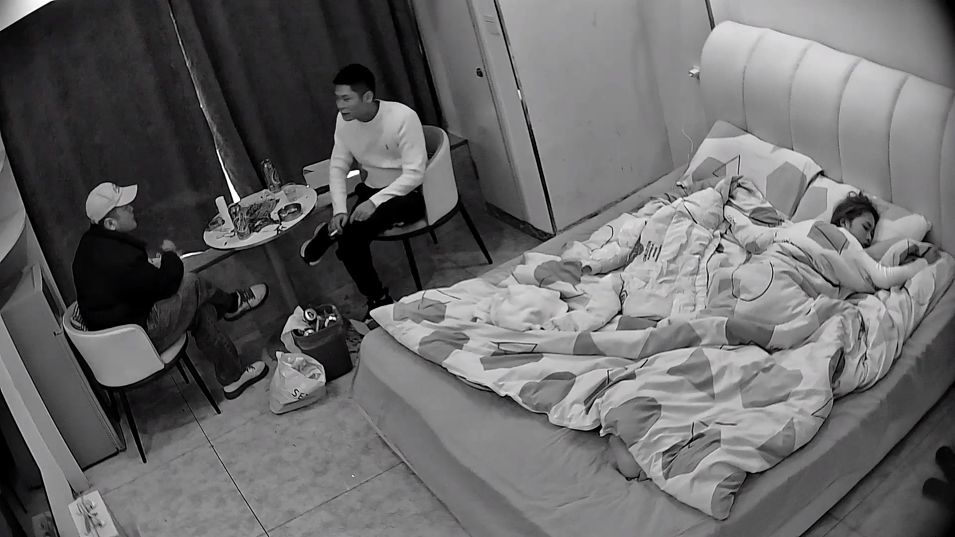 图片[1]-2-3民宿酒店偷拍纹身社会哥和兄弟吹牛喝酒等兄弟走后把漂亮女友叫醒狠狠操-老宋论坛