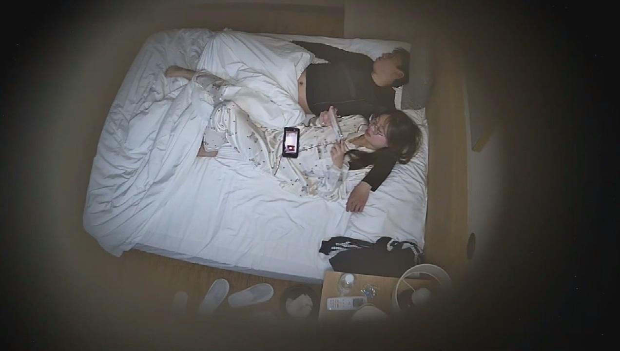 图片[2]-2-28流出天眼酒店偷拍 反差婊眼镜美女自己扭动屁股被男友后入爽歪歪-老宋小屋