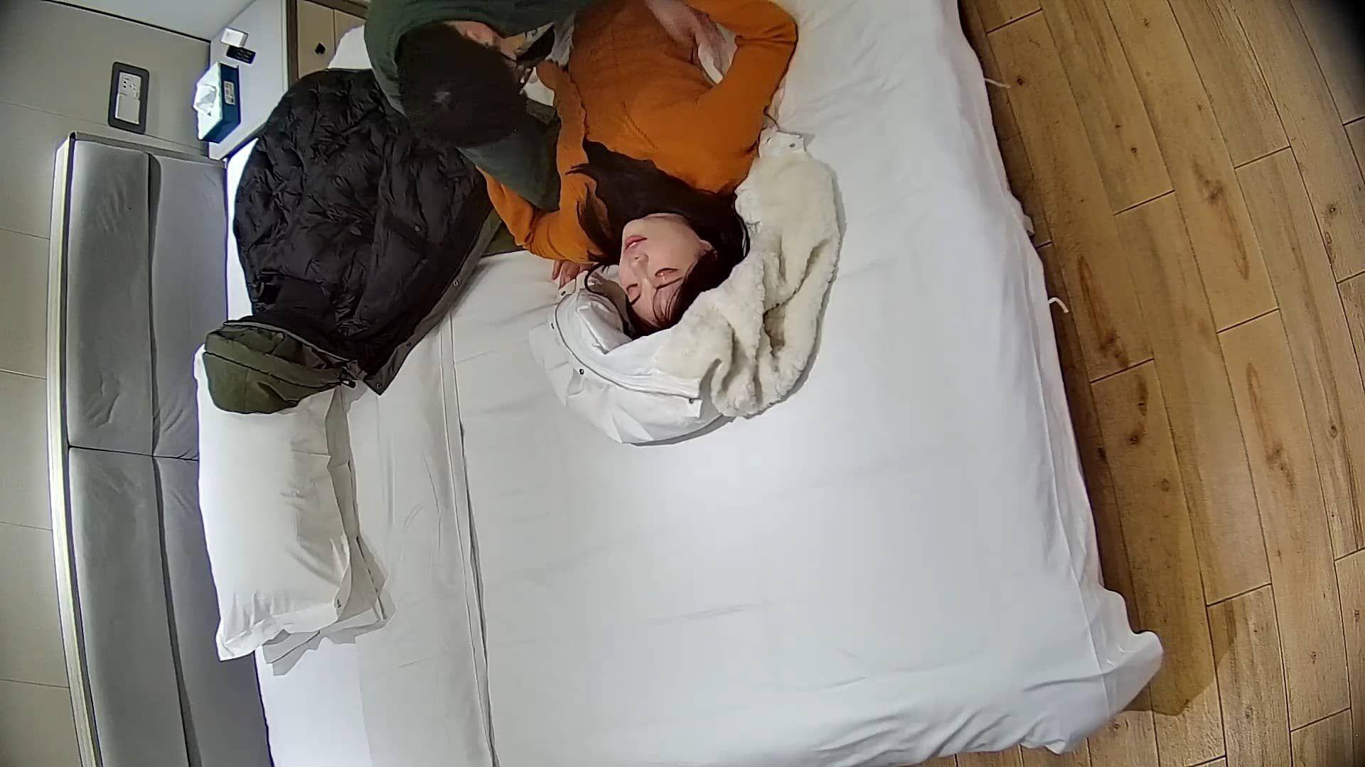 图片[1]-2-5酒店偷拍 眼镜小胖不顾漂亮女友生理期把她强行按床边撩开插入内射-老宋论坛