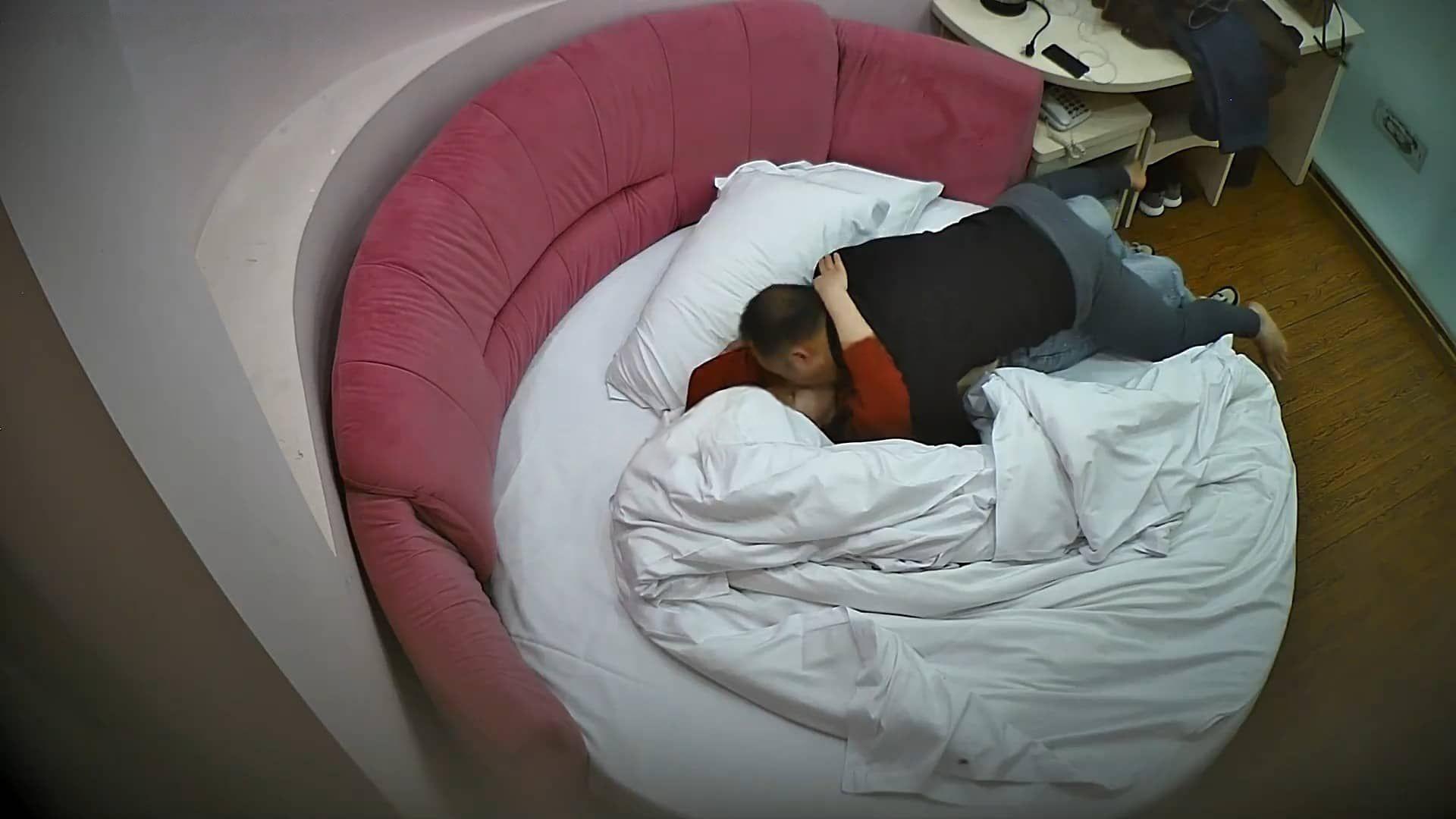 图片[1]-2-7流出酒店偷拍大波浪卷发少妇中午到酒店约会奸夫被扑倒疯狂69-老宋论坛