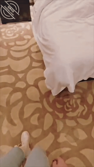 作者：亲姐的诱惑 《[原创视频]104小外甥在看手机在他面前操了2次姐姐，一边操一边跟他聊天》-老宋小屋