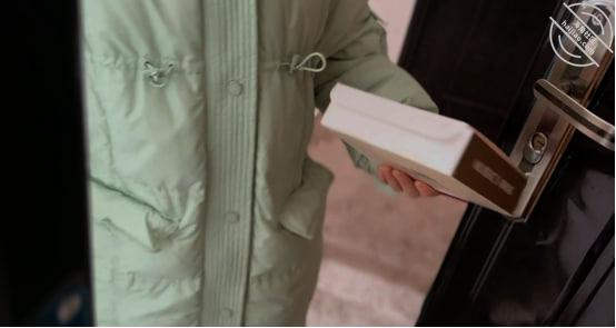 作者：姐姐的奶味 《160. 怀孕的老姐来送蛋挞，穿着网袜+露乳装，更像是来送自己》-老宋小屋