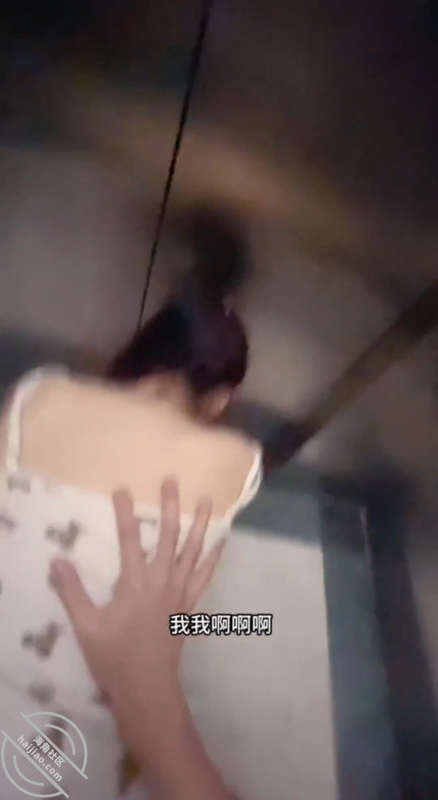 作者：意淫自己妹妹 《【原创视频111】电梯里逮着妹妹不放，使劲揉搓猛插妹妹，都不敢大声叫》-老宋小屋
