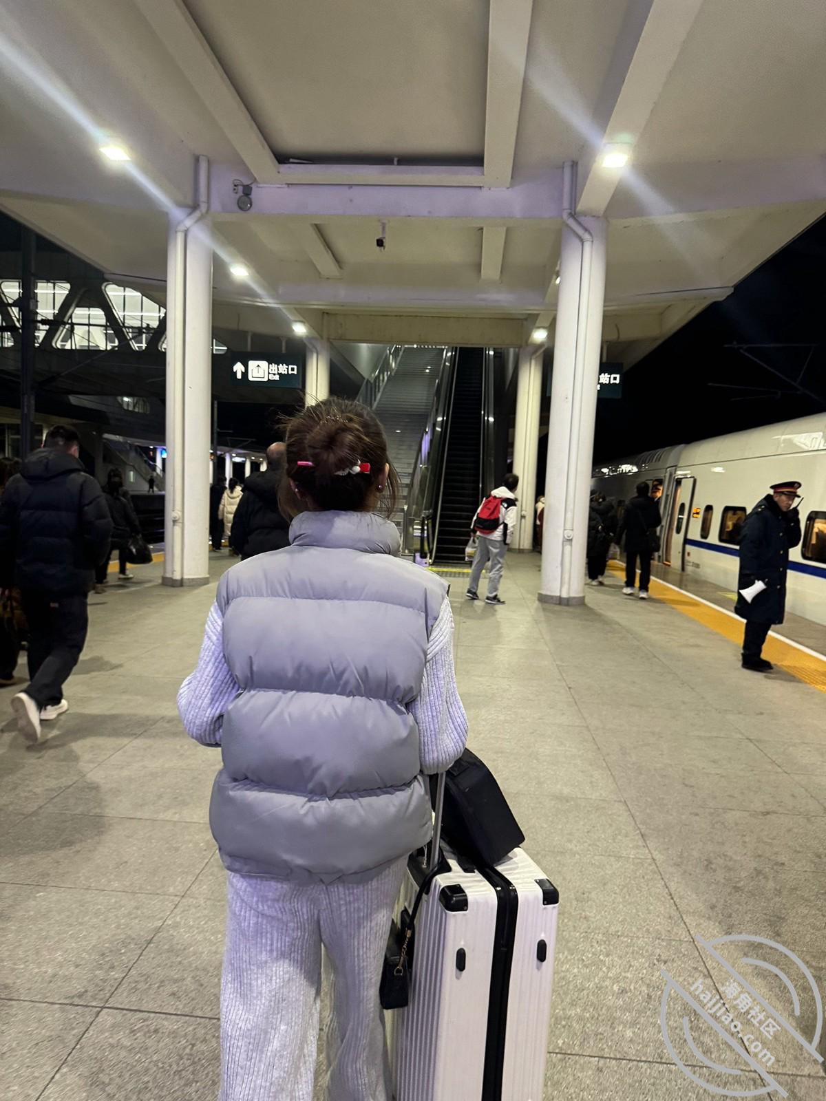 图片[1]-作者：我的离婚姐姐 《原创视频贴 姐姐的95斤闺蜜 黑丝换白袜 操的时候说好喜欢我》-老宋小屋